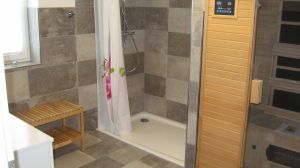 Das räumige Duschbad im Erdgeschoss mit großer bodengleicher 90 x 120 Dusche und Infrarot-Sauna. Genießen Sie diesen Wellness-Bereich besonders in den Wintermonaten. Ebenfalls im Erdgeschoss finden Sie ein Extra-WC. Ein zweites Duschbad mit WC gibt es im Obergeschoss.