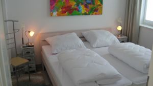 Das Schlafzimmer im Erdgeschoss hat ein 180er Doppelbett und einem zusätzlichen TV. Das Haus ist so konzipiert, dass das Erdgeschoss alle Zimmer einer kompletten Wohnung bietet.