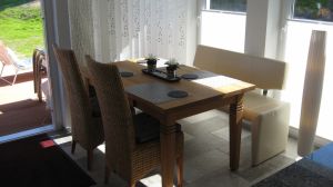 Direkt an der Küche finden Sie den Esstisch mit Sitzbank und Stühlen. Genießen Sie hier z.B. ein Frühstück mit frischen Brötchen, welche Sie sich in der Zeit von April bis September vom nahe liegenden Kiosk in wenigen Minuten besorgen können. Anschließend starten Sie mit einem Spaziergang zum Hundestrand, welchen Sie in max. 2-3 Minuten zu Fuß erreichen. Ebenfalls können Sie kilometerweit über die tolle Steilküste laufen oder/und die nahen Wälder erkunden.