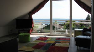 Im Obergeschoß finden Sie ein weiteres "saugemütliches" Wohn- Schlafzimmer mit Leseecke und ein weiteres hochwertiges Schlafsofa mit verstellbarem Lattenrost, 1,80 x 2,00 m sowie einen zusätzlichen TV. Von hier haben Sie den klasse Meerblick und einen großzügigen Balkon. Ein weiteres Schlafzimmer sowie ein weiteres grosszügiges Badezimmer finden Sie hier ebenfalls.