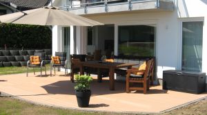 Die große Terrasse mit direkt anschließendem Rasen. Genießen Sie hier Ihren Urlaub und lassen es sich gut gehen. Einen Grill finden Sie hier auch. Auf der zweiten Hochterrasse im Garten können Sie es sich im Strandkorb gemütlich machen, bei toller Seesicht.