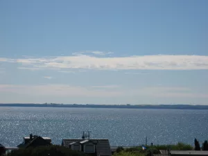 Hier nur ein Teil der Sicht von der Dachterrasse. In Natura ist die Sicht ca. 5 x so breit. Genießen Sie die Sonnenaufgänge bis zu den Sonnenuntergängen. Der Blick auf das Meer dazu und der Tag kann nicht besser sein.