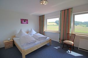 liegt im Erdgeschoss und hat 1 Doppelbett, Nachtschränkchen, Kleiderschrank und wunderschönem Panoramablick.