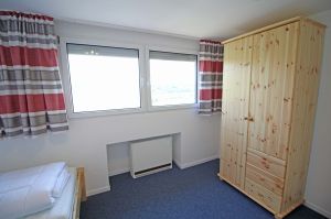 liegt im OG. Der Kleiderschrank bietet genügend Platz für die Kleidung.