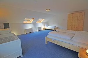 ist das größte. Hier steht ein Doppelbett, ein Einzelbett, Nachtschränkchen, Babybett, Wickelkommode und ein Kleiderschrank.