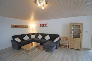 mit dem großen und bequemen Sofa.
