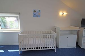 Das Babybett und die Wickelkommode stehen im 3. Schlafzimmer im OG. Wir stellen Ihnen kostenlos Baybettwäsche zur Verfügung.