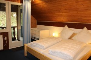 Das "Familienzimmer" hat ein Doppelbett und ein Babybett.