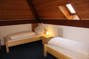 Das kleine Schlafzimmer hat 2 Einzelbetten und ist ein Durchgangszimmer. Ideal für eine Familie mit 2 Kindern, da es direkt neben dem Familienzimmer (Durchgang) liegt.