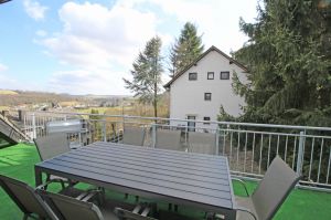 Der Ausblick vom Balkon ist schön.