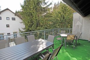 Der Balkon bietet genügend Platz. Es gibt einen großen Tisch mit 12 Stühlen und einen Grill.