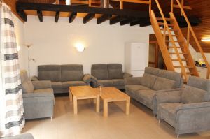 Die gemütliche Ecke... Die Sofas und Sessel bieten genügend Platz für 12 Personen.
