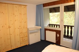 Die Wickelkommode steht auch im Familienzimmer. Außerdem hat das Zimmer einen eigenen kleinen Balkon und einen Ferseher.