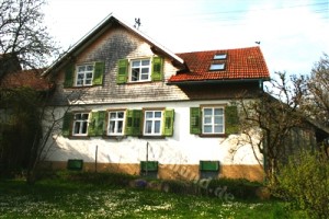 Bild: Haus Sonnenwinkel im Schwarzwald mit eingezäunten Garten