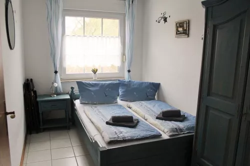 Schlafzimmer mit Doppelbett (140x200)