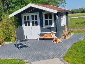 Aussenterrasse am Gartenhaus Bild 4: Nordseenahes Ferienhaus in Ostfriesland für Familie und Co
