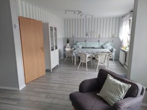 Esszimmer Gemütliches Esszimmer mit Rattankorbsesseln und einer alten Kirchenbank. Ein Kinderhochstuhl ist auch vorhanden. Desweiteren befindet sich in diesem Bereich ein XL-Hundekörbchen aus Kunstleder.
