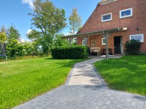 Hausansicht von hinten Bild 3: Nordseenahes Ferienhaus in Ostfriesland für Familie und Co