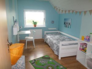 Kinderzimmer Obergeschoss Hier befindet sich ein Ausziehbett, so dass auch hier zwei Kinder schlafen können. Ein Kleiderschrank, ein Klapptisch mit Stuhl und ein Regal sind vorhanden. Desweiteren findet man auch hier Spielsachen, Malsachen usw. für die Kinder.