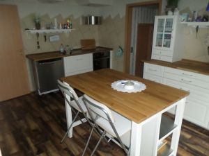 Küche Neue IKEA Küche mit Arbeits/Sitztheke in der Mitte des Raumes. Backofen und Elektroherd mit Ceranfeld, Dunstabzugshaube, Handwaschbecken und Geschirrspülmaschine befinden sich auf dieser Seite.