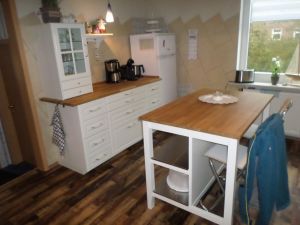 Küche IKEA Küchenzeile mit komplett eingerichteten Schubkästen.
Kühl/Gefrierschrank, Kaffeemaschine, Wasserkocher, Toaster, Mikrowelle gehören zur Ausstattung.
Desweiteren befindet sich eine Speisekammer im Nebenraum.