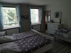 Schlafzimmer Erdgeschoss Dieses Schlafzimmer hat ein Zugang zu einem eigenen Duschbad. Es ist ausgestattet mit eienm Doppelbett, Kommode, Kleiderschrank, Nachttischkonsolen. Ein Spiegel sowie ein Fön sind vorhanden.