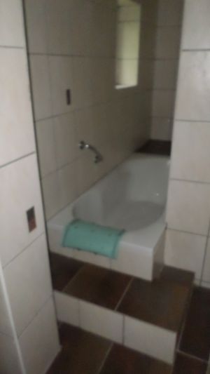 Separate Badewanne mit Duschgelegenheit Hier besteht die Möglichkeit zu baden bzw. zu Duschen. Dieses Badewannezimmer befindet sich ebenfalls im Erdgeschoss neben dem benachbartem Toilettenbad.