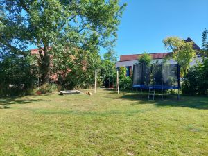 Spielbereich im Garten Der grosse Garten lädt zum Spielen ein. Hier gibt es eine grosse Freifläche sowie eine eingerichtete Spielecke für die Kinder. Dort befinden sich Schaukeln, ein Sandkasten, ein Trampolin sowie eine Gartenhütte mit Spielsachen und Fahrzeugen für die Kinder.
