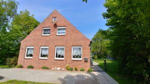 Vorderansicht des Ferienhauses Im unteren Bereich ist das Wohn-und Esszimmer. Oben befindet sich ein Schlafzimmer sowie ein Kinderzimmer. Vor dem Haus ist ein gepflasterter Parkplatz. Stellplätze für maximal 2 Autos.