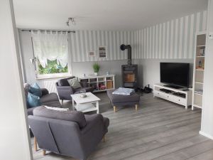 Wohnzimmer Geräumige Eckgarnitur und ein XXl-Sessel. Kaminofen, Sat-TV, Radio mit CD-Player, WLAN und Gesellschaftsspiele sind vorhanden