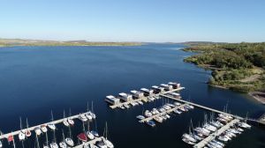 Luftbild Hausboot Urlaub Treibholz Blick aus der Luft auf die Marina mit den Hausbooten und den Geiseltalsee