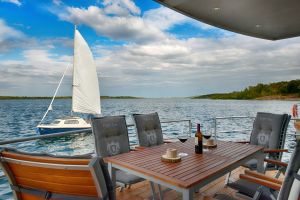 überdachte Terrasse Hausboot Treibholz Überdachte Terrasse auf dem Hauptdeck mit direktem Zugang zum Wasser.