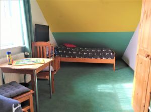 Mit LCD-TV, Mini-CD-Anlage, Sitzsack, Spielen, Büchern und Bettgitter