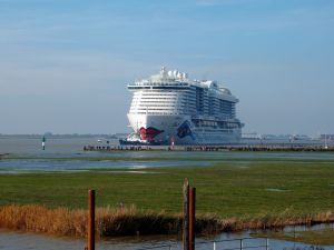 AIDAnova - Schiffsüberführung auf der Ems am Sperrwerk in Gandersum. Eine Besichtigung der Meyer-Werft in Papenburg ist ein Erlebnis.