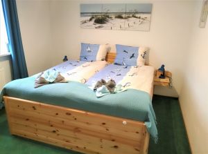 1. Schlafzimmer im Erdgeschoss mit Hochbett
