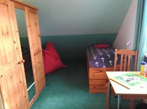 Mit LCD-TV, Mini-CD-Anlage, Sitzsack, Spielen, Büchern und Bettgitter