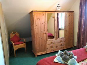 Hinter dem Schrank steht auch ein zusätzliches Babybett