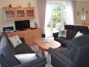 Mit LCD-Fernseher, DVD-Player, Playstation 3, Onkyo-Receiver. Viele Filme, PS3-Spiele, Familienspiele und Bücher