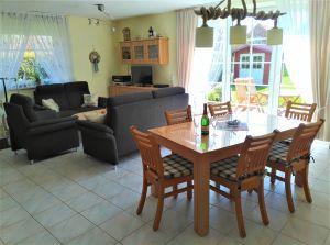 Blick auf Essecke, Wohnzimmer und Terrasse