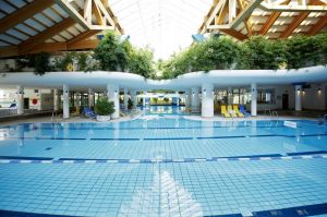 Aquaria-Erlebnisbad Aquaria Erlebnisbad mit Innen- und Außenbecken, Sauna, Massageangebot und Gastronomie / Bildquelle: Oberstaufen-Tourismus