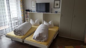 Betten und Kleiderhochschrank Angrenzend an die Betten, in denen Sie bequem schlafen, ist ein 4-türiger Kleiderhochschrank mit viel Platz.