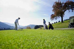 Golfplatz Einer der 18-Loch Golfplätze mit Blick auf die herrliche Bergwelt. Entfernung von Ihrem Appartement: 1,5 km / Bildquelle: Oberstaufen-Tourismus