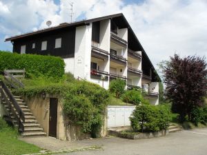 Haus Aurikel Der Balkon des Appartements ist der zweite vom Giebel nach unten mit dem blauen Sonnenschirm