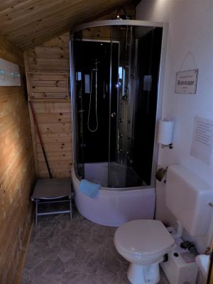 Bild 9: Wohnwagen "Nordlicht" mit geräumigem Vorzelt in ländlicher Lage