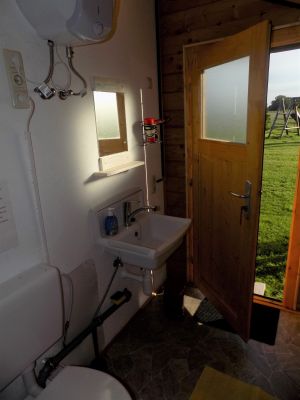 Bild 10: Wohnwagen "Nordlicht" mit geräumigem Vorzelt in ländlicher Lage