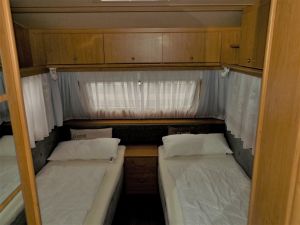 Bild 8: Wohnwagen "Nordlicht" mit geräumigem Vorzelt in ländlicher Lage