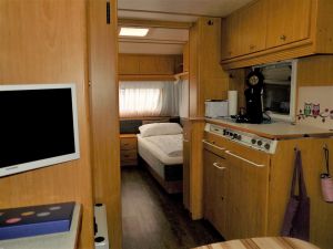 Bild 7: Wohnwagen "Nordlicht" mit geräumigem Vorzelt in ländlicher Lage