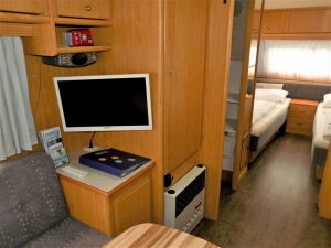 Bild 6: Wohnwagen "Nordlicht" mit geräumigem Vorzelt in ländlicher Lage