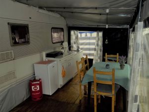 Bild 4: Wohnwagen "Nordlicht" mit geräumigem Vorzelt in ländlicher Lage