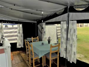 Bild 3: Wohnwagen "Nordlicht" mit geräumigem Vorzelt in ländlicher Lage